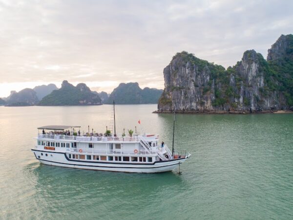 HẠ LONG 2 NGÀY 1 ĐÊM - DU THUYỀN RUBY - 4 SAO.