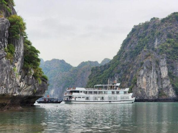 HẠ LONG 2 NGÀY 1 ĐÊM - DU THUYỀN LYLI - 4.5 SAO.