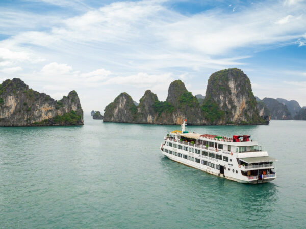 HẠ LONG 2 NGÀY 1 ĐÊM - DU THUYỀN LAREGINA - 5 SAO.